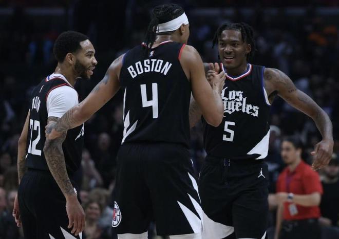 从2002年韩日世界杯开始喜欢上足球，当时政治老...（爱上足球始于2002韩日世界杯，那时政治老...）