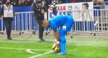 有了他，巴萨还需要花1亿买中锋吗？（有他坐镇，巴萨还要豪掷1亿引进中锋吗？）