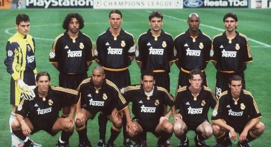 足球国足忙碌备战，训练场加练至夜晚（国足紧锣密鼓备战，训练加练到夜晚）