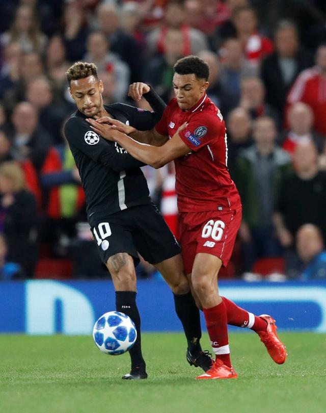 前锋关键时刻破门，球队士气高涨（射手临危建功，全队斗志被点燃）