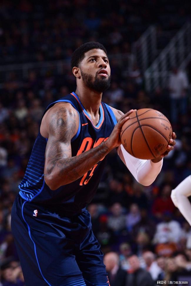 泰州队“苏超”冠军奖杯开启全市巡展，第一站在海陵老街（泰州队“苏超”冠军奖杯全市巡展启幕，首站海陵老街）