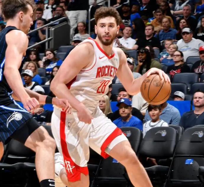 库里三分爆炸连中八球点燃全场（库里三分手感炸裂，连飙8记引爆全场）