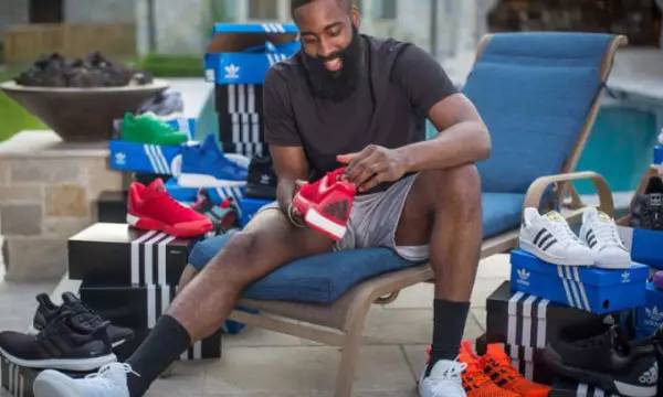 常规赛第5轮｜拉锯战中见真章，看孙铭徽运筹帷幄！（常规赛第五轮｜胶着鏖战显真功，孙铭徽指挥若定！）