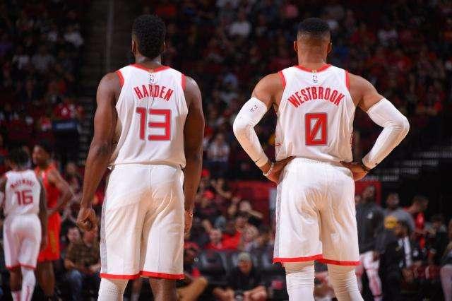 “帅白龙”罗超连克四强，豪取全国自由搏击锦标赛冠军！（帅白龙罗超连斩四强，问鼎全国自由搏击锦标赛！）