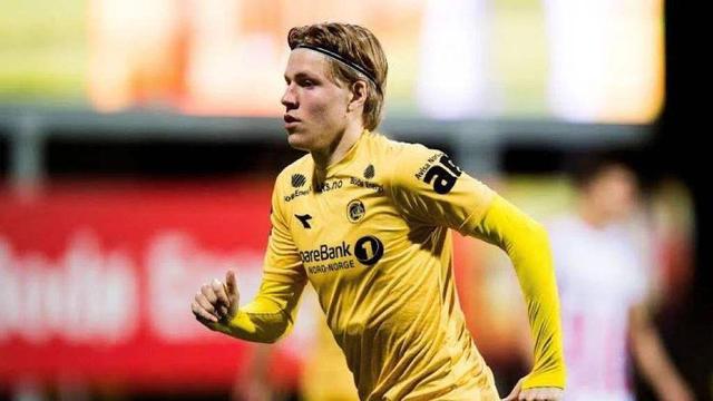 欧联替补出场，范佩西儿子沙奎尔在父亲手下完成费耶诺德首秀（欧联赛场替补亮相，沙奎尔在父亲范佩西麾下上演费耶诺德处子秀）