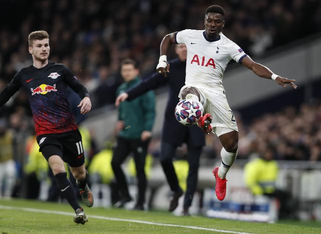 一脚急刹！科沃德反击上篮 哈登追防目送得分（急停变速！科沃德快攻上篮，哈登追防无奈目送得分）