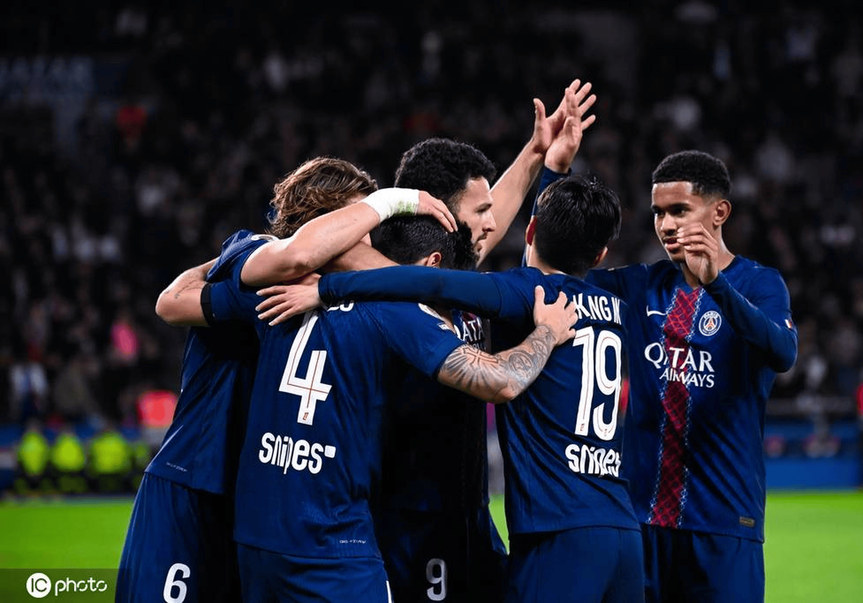 禁飞区！海斯守护篮筐腾空暴起 大帽扇飞哈珀上篮（篮下禁飞令！海斯腾空封筐，一记大帽扇走哈珀上篮）