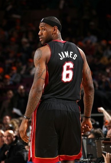 欧文连续突破得分，全队士气高涨（欧文连番强突砍分，球队士气飙升）