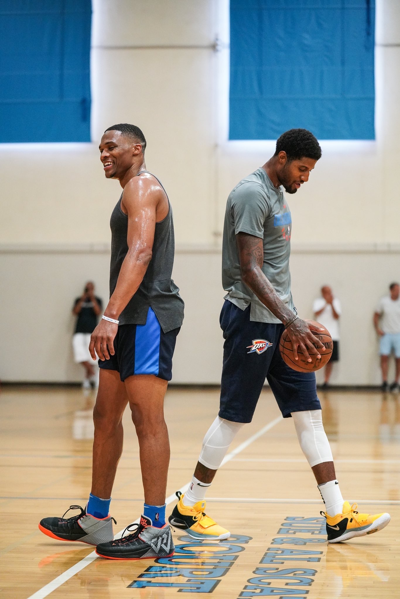 哈里斯半场高效表现，助力球队领先（哈里斯半场高效输出，助球队建立领先优势）