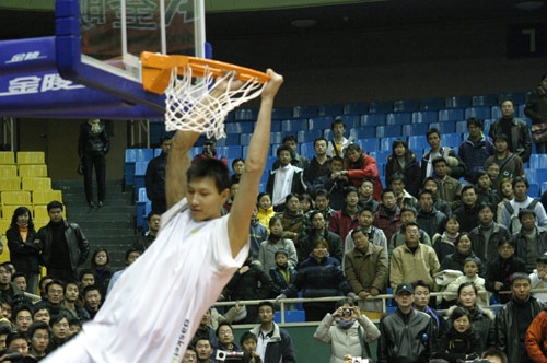 NBA战报：布克25分，古德温罚球准绝杀，太阳99-98勇士（太阳99-98险胜勇士：布克砍下25分，古德温罚球准绝杀）