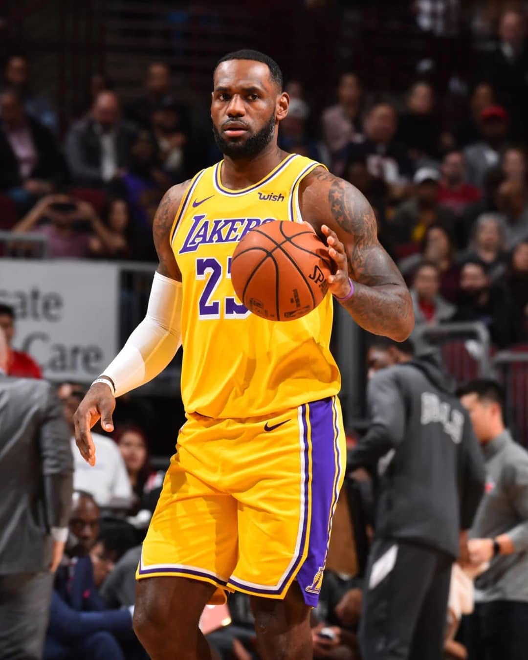 哈登突破失误，比赛节奏瞬间改变（哈登突破失手，比赛节奏骤变）